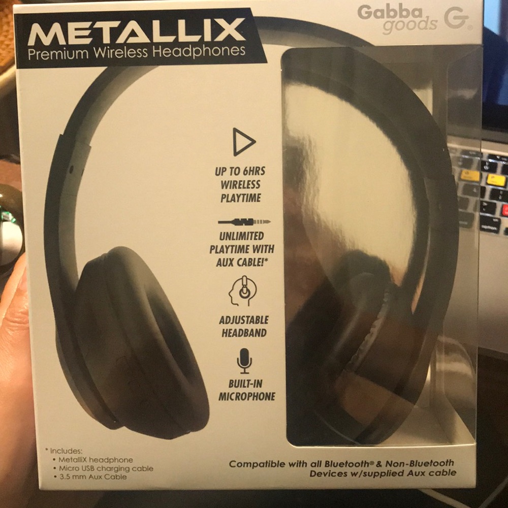 Gabby Goods Metallic premium Wireless Headphones